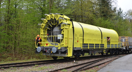 Bild einer Zugkomposition für Bauarbeiten, an der Schalldämmung eingesetzt wird.