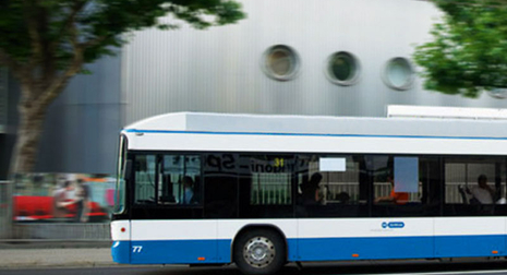 Bild eines weiss-blauen Busses des öffentlichen Verkehrs, in dem Schallschutz-Matten eingesetzt werden.