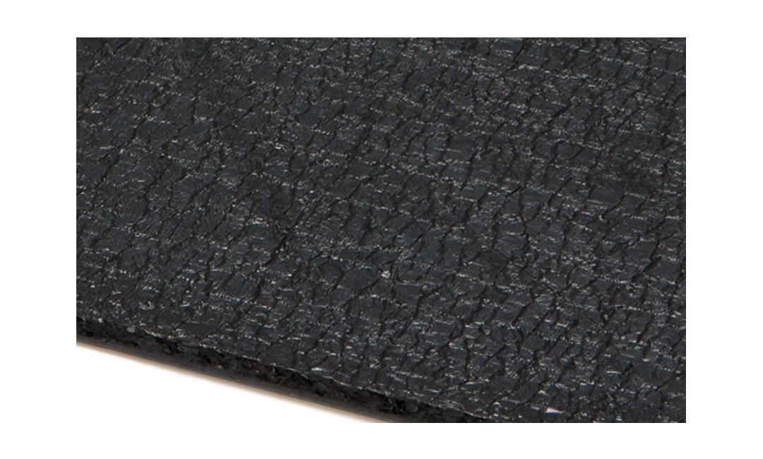 Bildausschntt des Querschnitts der Schallschutz-Matte 1612A neu in schwarzer Farbe mit unregelmässigen Rillen auf der Oberfläche.
