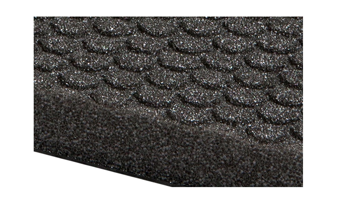 Bildausschnitt des Querschnitts der Schallschutz-Matte 2023A, einer Schaumstoff-Matte in Farbe Anthrazit und ovalen Erhebungen auf der Oberfläche.