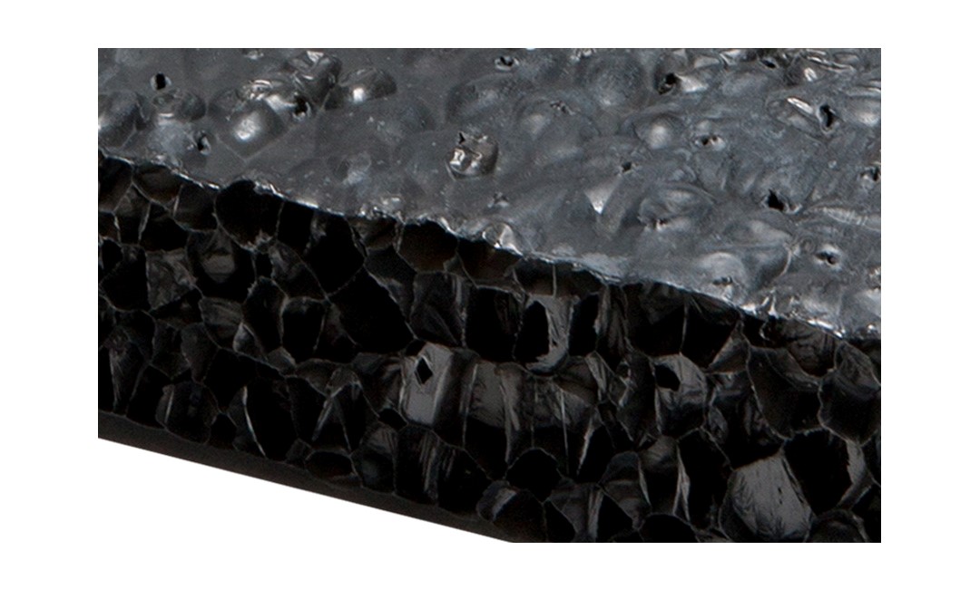 Bildausschnitt des Querschnitts der Schallschutz-Matte 2040A in schwarzer Farbe mit hellgrauen Blasen darin.