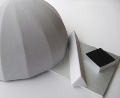 Bild einer Kuppel, eines dreieckigen Profils und eins quadratischen Elements, welche als Schalldämpfer in Räumen verwendet werden können.